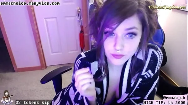 Skinny streamer flashing tits and ass on webcam