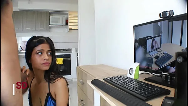 MI HERMANASTRA ME DESCUBRE VIENDO PORNO EN LA PC EN ESPAÑOL