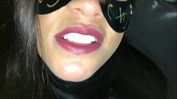 Novinha aproveitando a gloryhole da casa de Swing Inner club